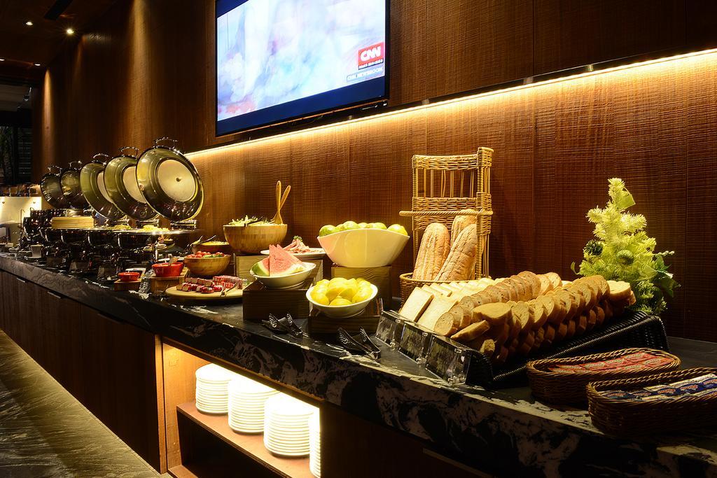 Inhouse Hotel Taichung Bagian luar foto