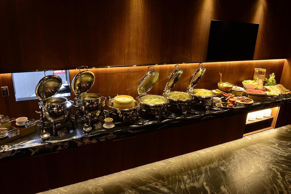 Inhouse Hotel Taichung Bagian luar foto