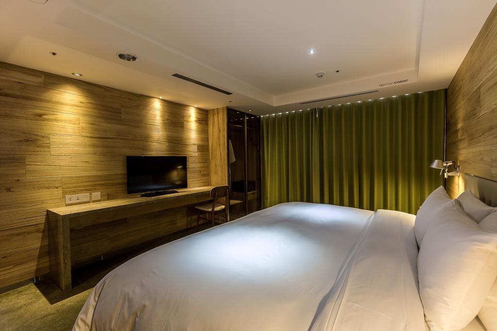 Inhouse Hotel Taichung Bagian luar foto