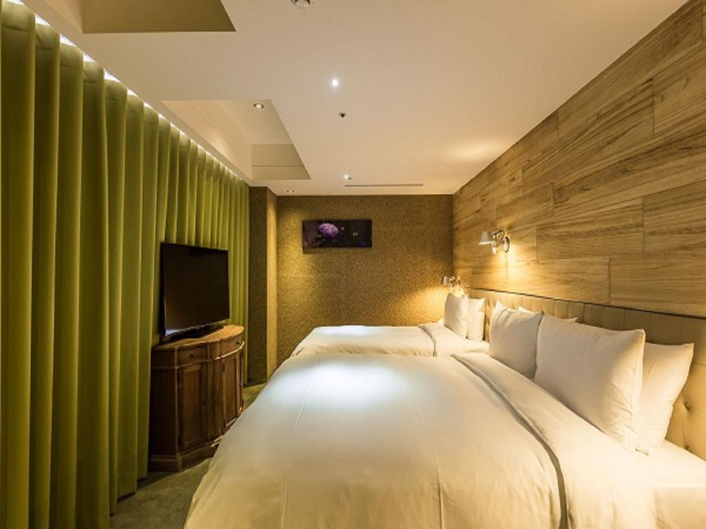 Inhouse Hotel Taichung Bagian luar foto
