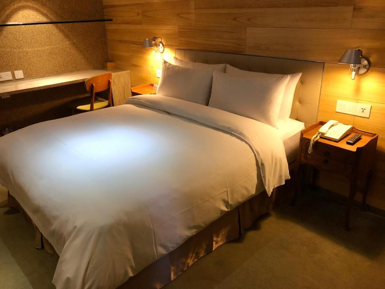 Inhouse Hotel Taichung Bagian luar foto