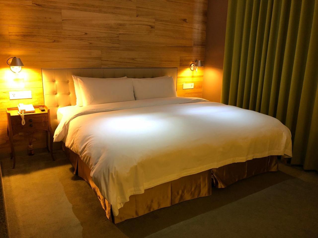 Inhouse Hotel Taichung Bagian luar foto